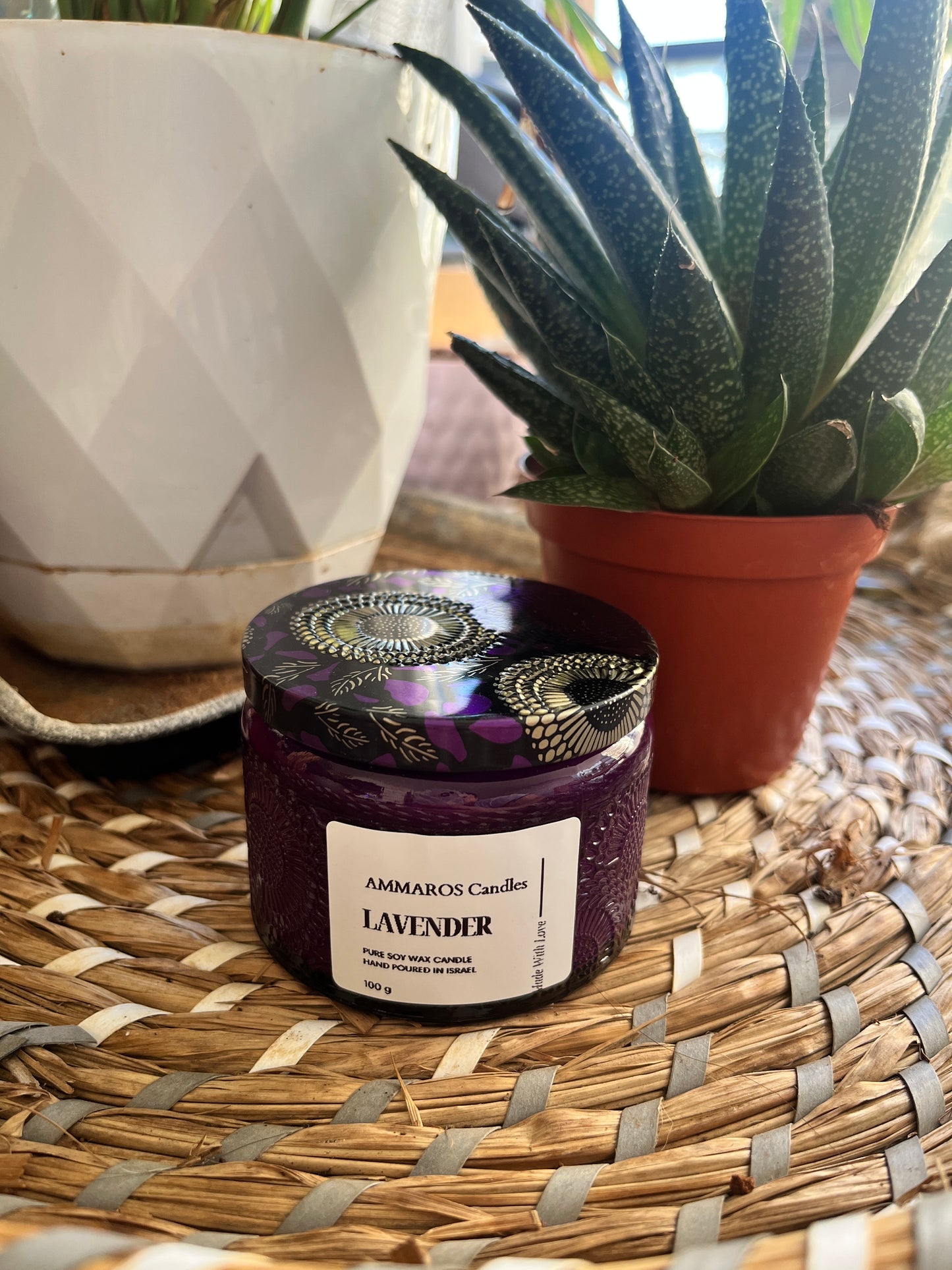 נר שעוות סויה קטן בכלי מעוצב בניחוח LAVENDER
