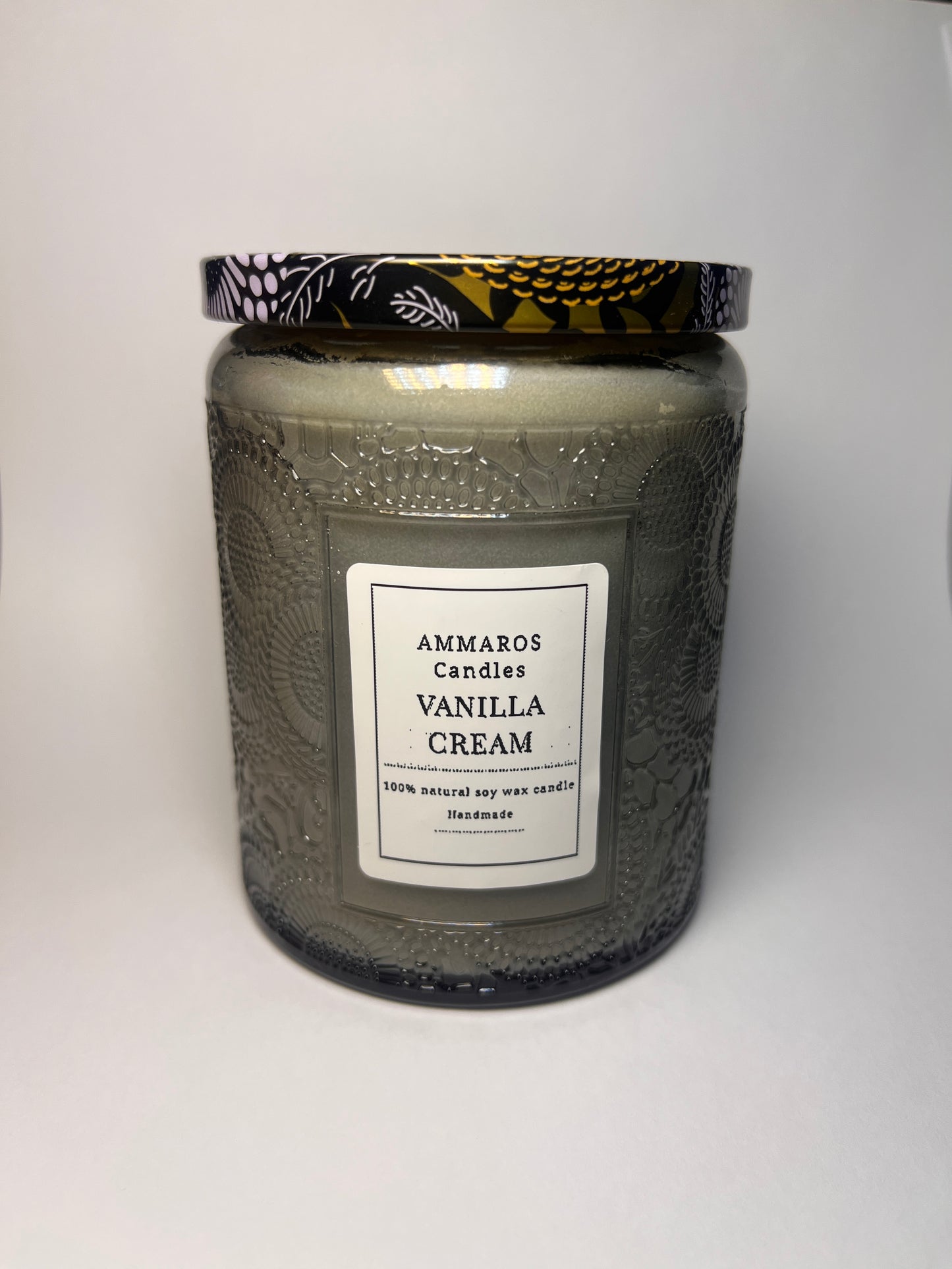 נר בצנצנצ מעוצבת אפורה בניחוח vanilla cream