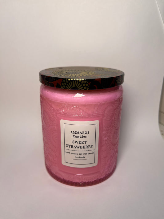 נר בצנצנת מעוצבת ורודה בניחוח Sweet strawberry